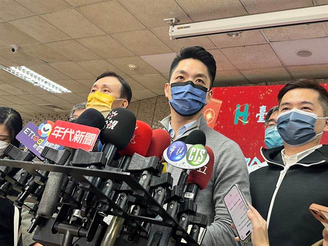 台北市长蒋万安除夕下午前往联合医院慰劳医护人员，会后受访。（陈薏云摄）