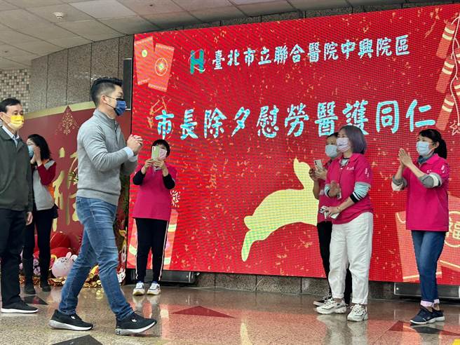 台北市长蒋万安（左）除夕下午前往联合医院慰劳医护人员。（陈薏云摄）