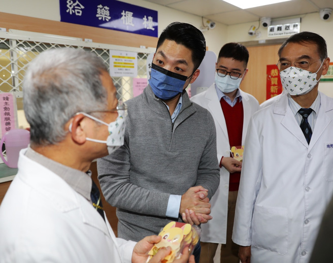 台北市长蒋万安（中）21日慰劳卫生局及联医同仁 ，并且一一垂询美沙冬门诊的驻诊医生。（季志翔摄）