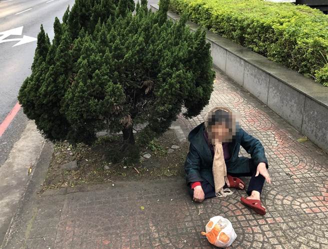 中坜警方21日在省道旁发现失踪的李姓老妇，协助就医返家与家人团聚。（中坜警方提供）