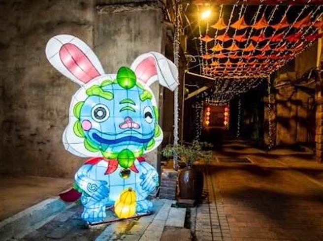 金门县政府、金门县林务所在全岛各重要地点设置装置艺术，点亮年节气氛。（林务所提供）