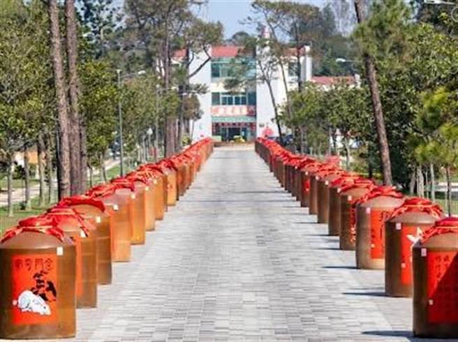 金门县政府、金门县林务所在全岛各重要地点设置装置艺术，点亮年节气氛。（林务所提供）