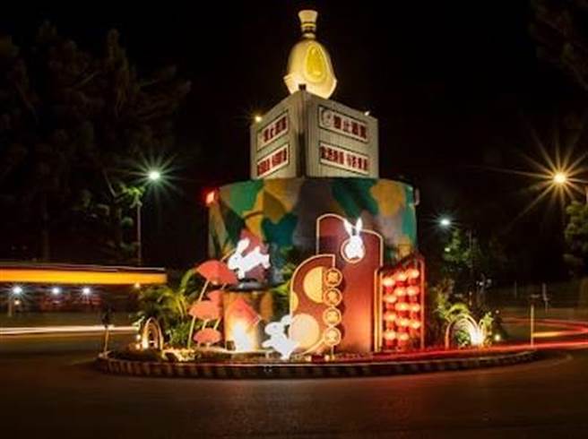 金门县政府、金门县林务所在全岛各重要地点设置装置艺术，点亮年节气氛。（林务所提供）