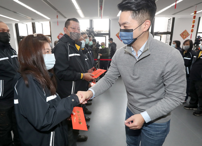 台北市长蒋万安（右）21日除夕赴大同区兰州分队慰劳环保局同仁，除了致词慰勉之外，也亲自发送红包给每位同仁，祝大家新年快乐。（郑任南摄）