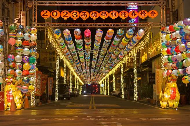 雲林縣西螺福興宮用3萬多顆燈籠打造綿延4公里的燈籠海，夜間點燈十分壯觀。（擷自雲林縣長張麗善臉書／程炳璋台南傳真）