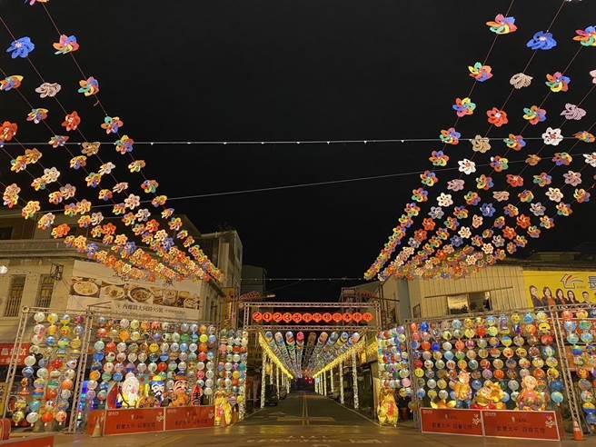 雲林縣長張麗善稱讚西螺福興宮的燈會是雲林最美燈籠海。（擷自雲林縣長張麗善臉書／程炳璋台南傳真）