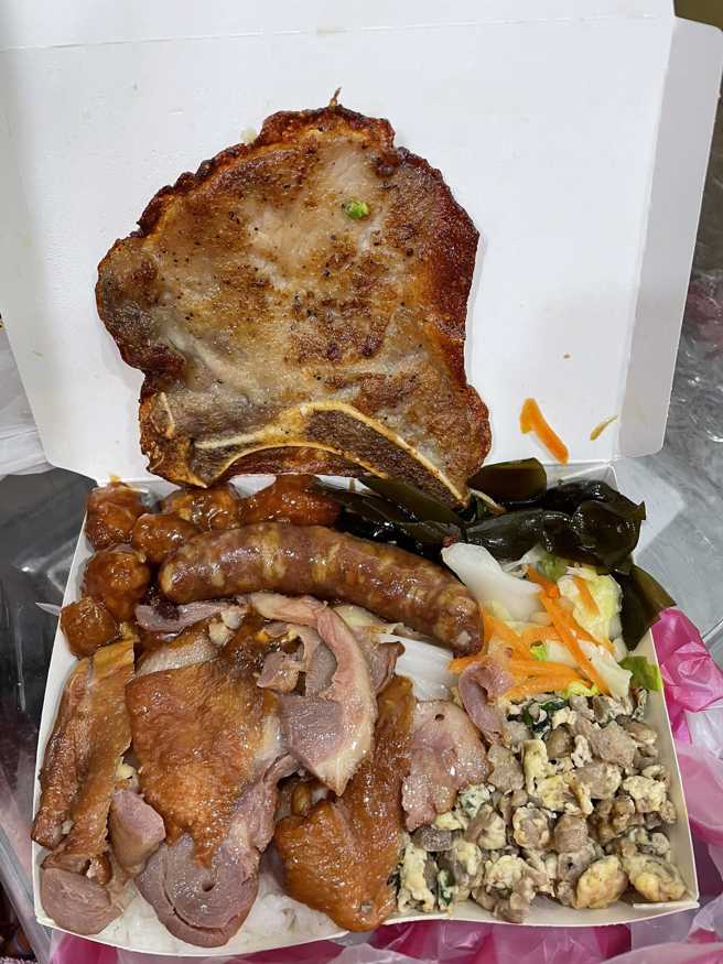 女子日前去买便当，夹了4样主菜3配菜只要100元，超丰盛的便当让她惊呼「遇到佛心老板娘」。（翻摄自脸书爆废公社）