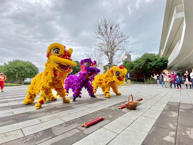 春节期间，新北沪尾艺文休閒园区推出多项精彩活动，大年初一有祥狮献瑞搭配战鼓表演。(沪尾艺文休閒园提供)