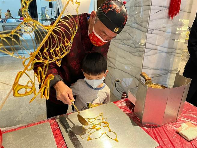 初二及初四有「復刻古早画糖」，邀请画糖捏麵达人带领民眾体验传统古早画糖乐趣。(沪尾艺文休閒园提供)