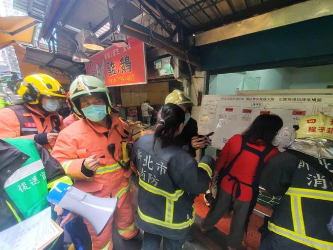 新北市新店惠国市场内某公寓今（21日）下午2时许传出火警。（翻摄）