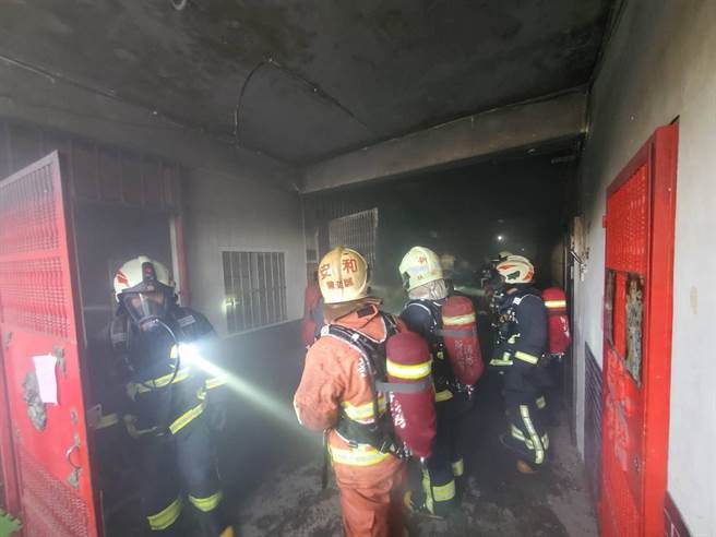 新北市新店惠国市场内某公寓今（21日）下午2时许传出火警。（翻摄）