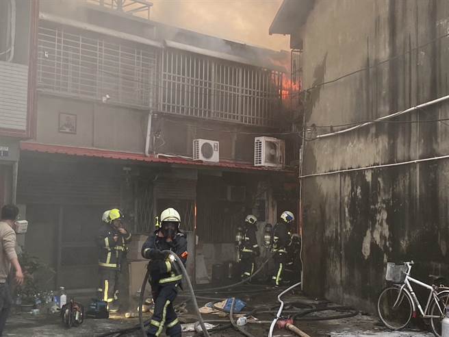 台中市大雅区傍晚发生民宅火警，现场救出4人，1人已明显死亡。（民眾提供）