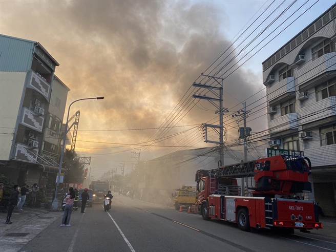 台中市大雅区傍晚发生民宅火警，现场救出4人，1人已明显死亡。（民眾提供）