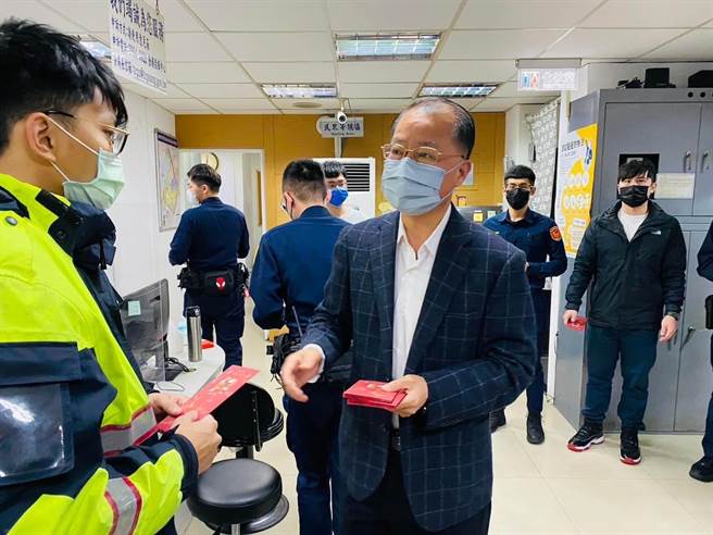 警政署長黃明昭為感謝新北警於春節期間仍不辭辛勞守護治安，特於今(21)日除夕夜傍晚，前往板橋分局後埔派出所與海山分局偵查隊、海山派出所頒發春節工作獎勵金。（警方提供）