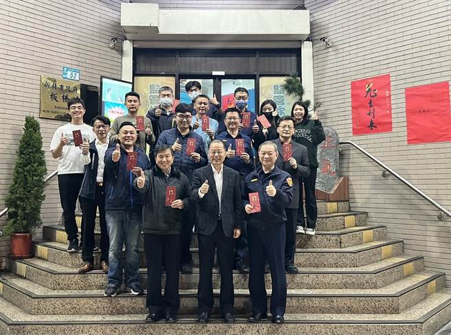 警政署長黃明昭為感謝新北警於春節期間仍不辭辛勞守護治安，特於今(21)日除夕夜傍晚，前往板橋分局後埔派出所與海山分局偵查隊、海山派出所頒發春節工作獎勵金。（警方提供）