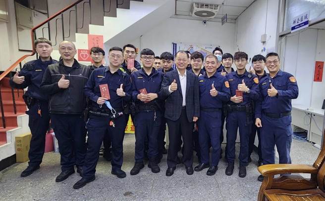 警政署長黃明昭為感謝新北警於春節期間仍不辭辛勞守護治安，特於今(21)日除夕夜傍晚，前往板橋分局後埔派出所與海山分局偵查隊、海山派出所頒發春節工作獎勵金。（警方提供）