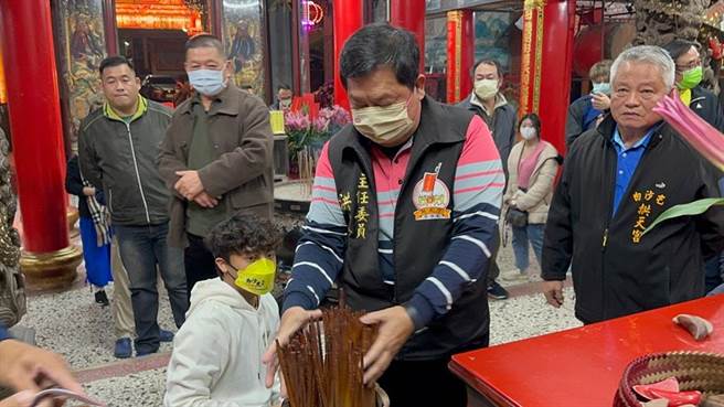 苗栗白沙屯拱天宫除夕依稻豆瓜海农耕渔获抽出四季籤诗。(翻摄白沙屯拱天宫脸书)