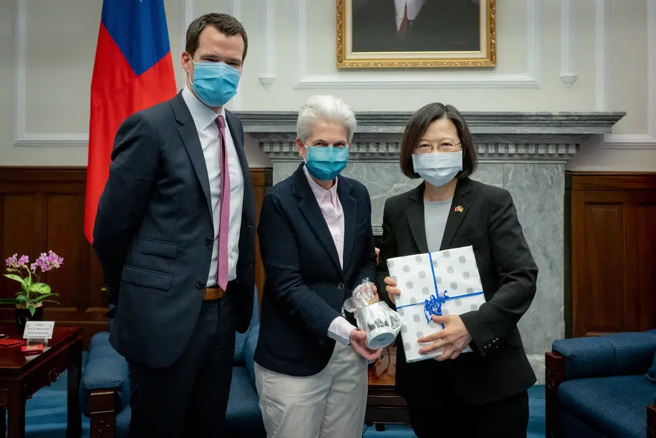 德国自由民主党 国防委员会主席史拉克-齐尔莫曼(中立者)，支持德国提供豹2，她在今年初访问台湾。(图/美联社)