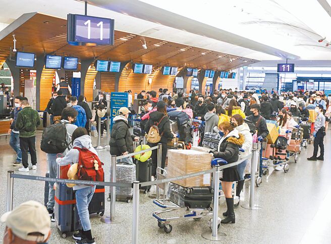 疫情影響，兩岸飛機直航航點減到剩4個大陸城市，大陸國家通訊社中新社昨發表評論指出，兩岸應盡快恢復正常交流，其中也包括加航點。圖為桃園機場出境大廳，排滿趁春節連假出國旅遊的民眾。（陳麒全攝）