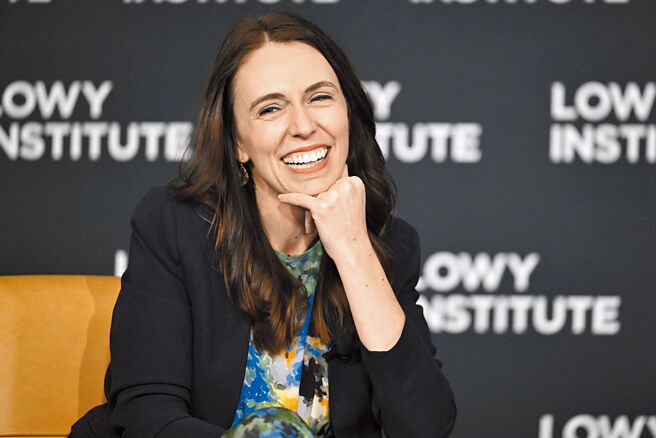 紐西蘭總理阿爾登（Jacinda Ardern）突然宣布請辭震撼世界。美國有線電視新聞網（CNN）20日發表專文指出，當今領導人常難以接受在時機成熟時有尊嚴地退出政壇，但阿爾登做到了。（美聯社）