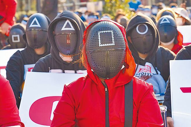 2021年全球商标申请件数1815万件，台湾有12.3万件，位居全球第17位，图为该年韩国影集《鱿鱼游戏》向我智慧局申请注册软体、袋子的商标权。（美联社）