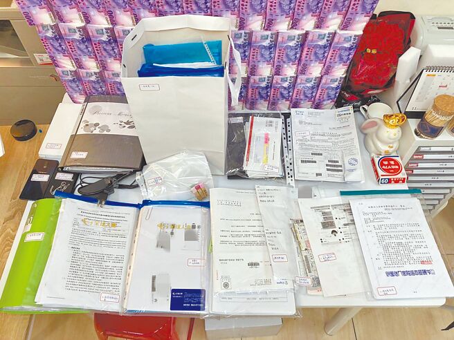 警方查获禾馨诈保案外案，查扣到手机、笔记型电脑、电脑主机、保单资料及收据等赃证物。(翻摄照片／林郁平台北传真)