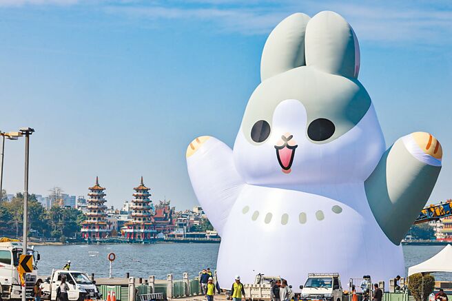 高雄灯会首次从南高雄移师到北高雄，主灯超大超萌的「ㄇㄚˊ几兔」高达18公尺，是全台最大的主灯。（高雄市政府观光局提供／林雅惠传真）