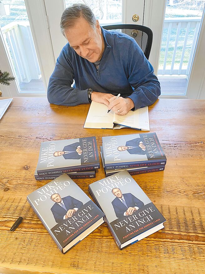 美國前國務卿蓬佩奧出新書爆料，美國前總統川普因忌憚中共總書記習近平，要求蓬佩奧「閉嘴」。（摘自蓬佩奧推特）