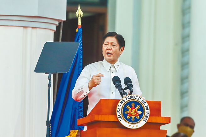 在菲律宾总统小马可仕日前预告将强化与美国军事联繫后，美国与菲律宾20日在马尼拉举行的双边战略对话就决定，同意恢復美菲两国中断6年在外交、国防领域的2+2会谈，最快今年3月会在华府举行。图为菲律宾总统小马可仕宣誓就职。（新华社）