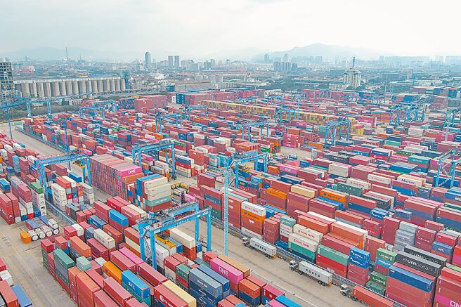 国际货币基金第一副总裁高萍娜当地时间18日在瑞士达沃斯世界经济论坛年会上表示，预计中国经济将从今年第二季开始迅速復甦。图为寧波舟山港北仑港区。（中新社资料照片）