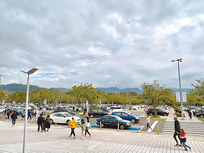 关西服务区已成国道着名游憩区，警方提醒开关车门、倒车都需注意，避免发生事故。（国道警提供／邱立雅竹县传真）