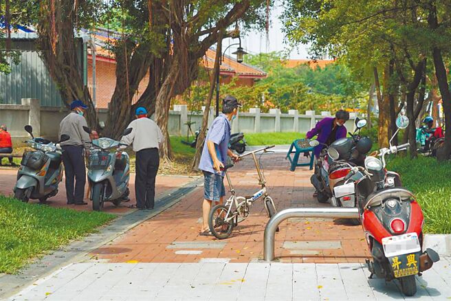 根据彰化县府公告最新的「彰化县公园管理自治条例」第14条规定，公园内禁止车辆驶入公园停车场及车道以外区域，若违反管理机关可处新台币1200元至6000元罚缓。（本报资料照片）