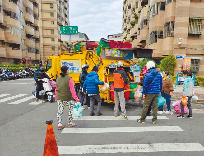 台中市春节垃圾收运不打烊，初二、初三改为定点收运垃圾。（环保局提供／张亦惠台中传真）