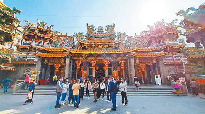 台中大甲镇澜宫是传统大甲53庄的信仰中心，春节期间吸引全国各地信眾，前往参拜祈福走春。（陈世宗摄）