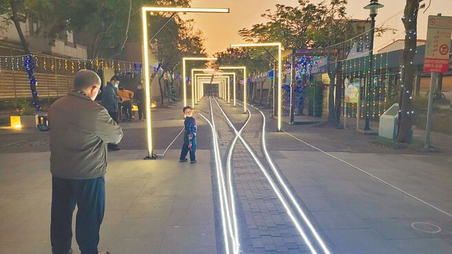 台南市東山區農會旁的台糖鐵路公園鐵軌光雕作品已點燈，光雕鐵軌總長約100公尺。（呂煌男提供／張毓翎台南傳真）