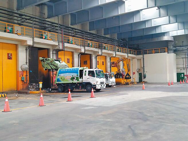 春节连假前最后上班日垃圾量明显增加，台南市垃圾焚化厂的单日进场垃圾量增幅达55％。（环保局提供／洪荣志台南传真）