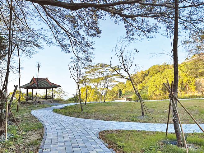 台南市政府观旅局改善碧云寺多年前开辟的景观公园环境，并铺设石板步道。（台南市政府观旅局提供／张毓翎台南传真）