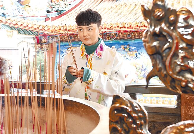 许富凯到松山慈佑宫拜拜祈福，非常虔诚。（陈俊吉摄）