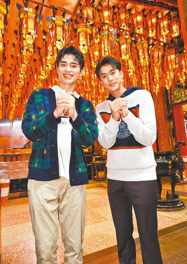 王品澔（左）、徐玮泽到台北天后宫安太岁与点光明灯。（陈俊吉摄‧服装提供：Tommy Hilfiger）