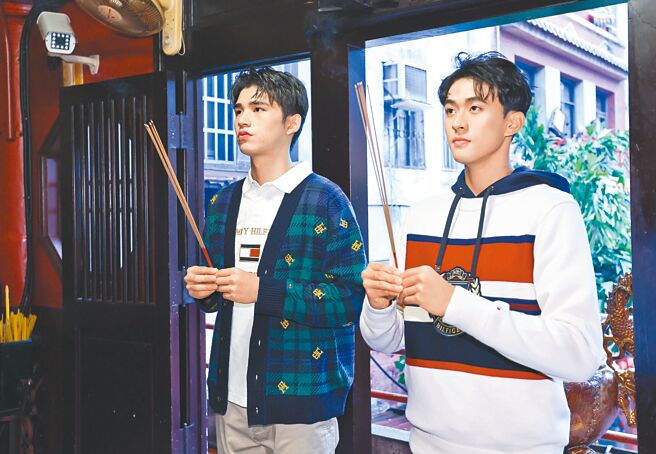 王品澔（左）、徐玮泽拜拜时非常虔诚向神明自我介绍及祈愿。（陈俊吉摄‧服装提供：Tommy Hilfiger）