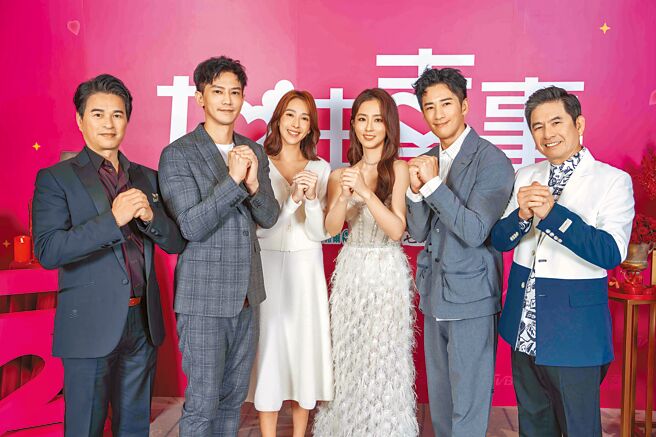 《加油喜事》演员李兴文（左起）、邹承恩、杨晴、周晓涵、周孝安、洪都拉斯齐祝新春如意。（TVBS提供）