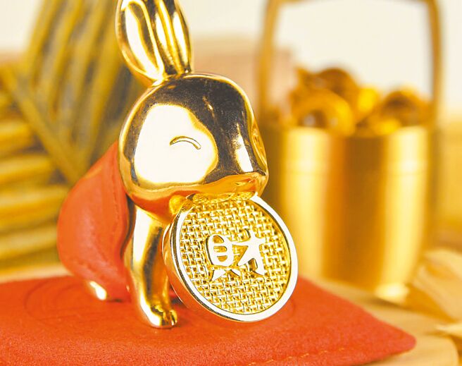 新庄宏匯广场新春好运红包抽，单笔满888元有机会抽到大甲镇澜宫联名聚财兔摆饰。（宏匯广场提供）