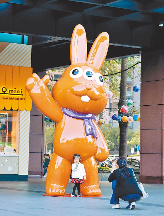 新光三越Nice兔主题「你好，新年快乐」，于台中中港店展出。（新光三越提供）