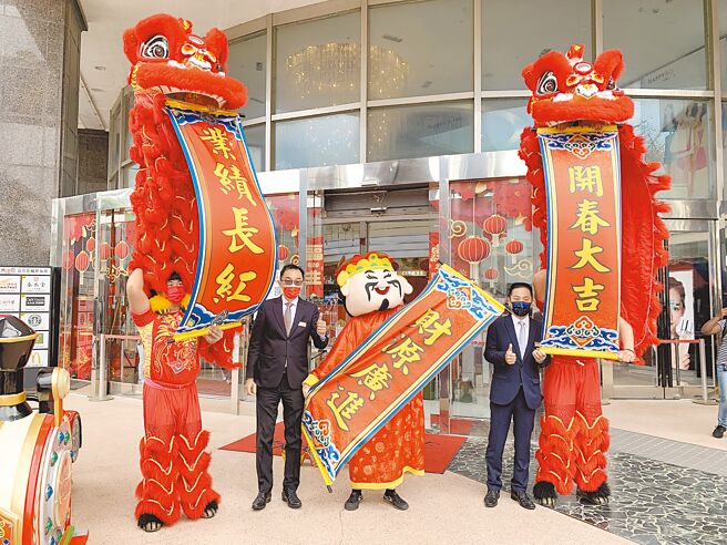 台南大远百欢迎大家新春假期来走春，消费可获天官赐福小物。（台南大远百提供）