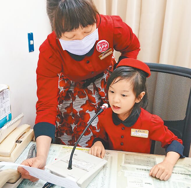 高雄大远百大年初二将规画小小服务员体验活动。（高雄大远百提供）