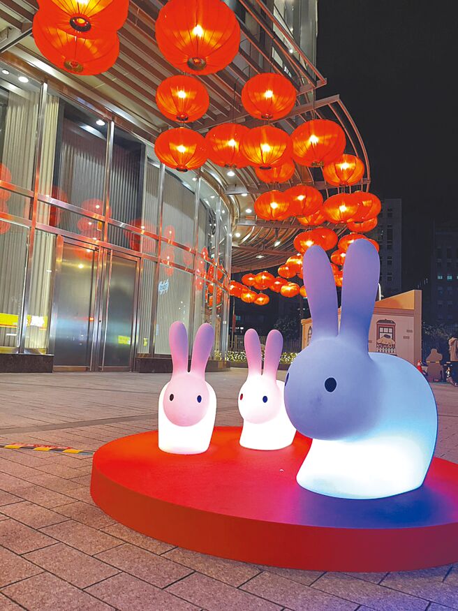 Global Mall新北中和店於戶外廣場設置了「七彩嬉兔」燈飾。（Global Mall提供）