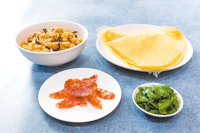 食材  剩余的米糕、腐皮1包、腊肠若干、香菜