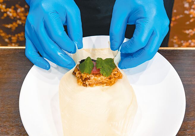 步骤1.过年吃剩的米糕，蒸10分钟使其变软，拌匀后备用，将腐皮切成四小张，包入米糕、腊肠和香菜，卷成条状，封口处沾上米糕黏紧