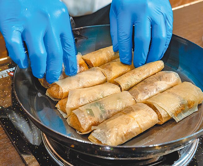 2.备油锅，放入米糕卷，将米糕卷外表层煎至金黄色即可盛盘，备甜辣酱或泰式酸辣酱当沾酱食用。