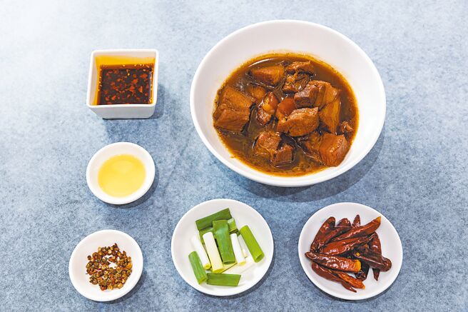 食材　滷三层肉、葱段、花椒油、花椒粒、乾辣椒、辣油